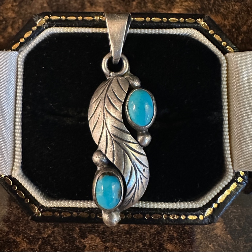 Lovely Vintage .925 Sterling Silver Natural Blue Turquoise Feather Leaf Pendant